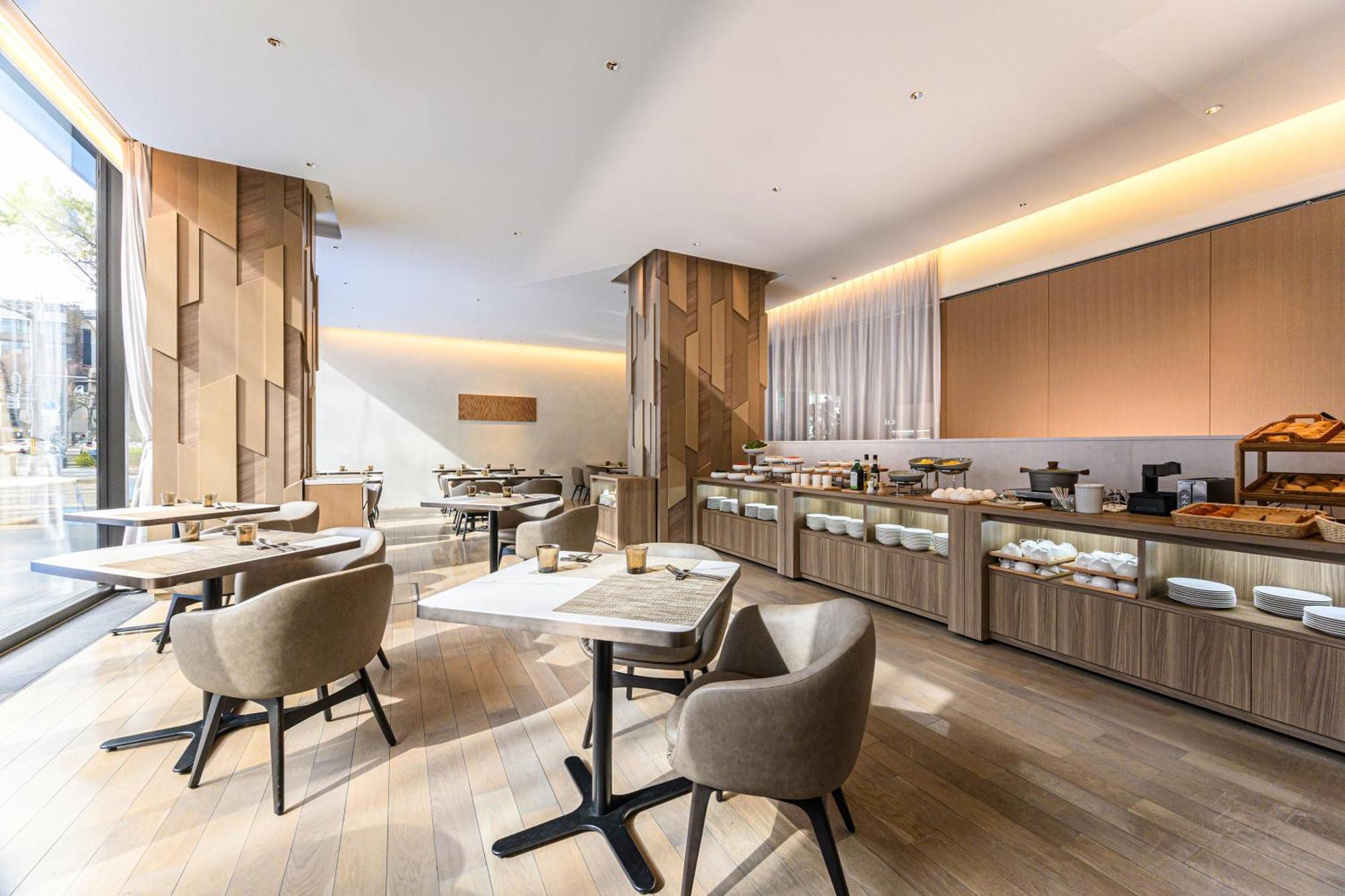 The Royal Park Hotel Iconic Кіото Екстер'єр фото The Lounge at London Heathrow Airport